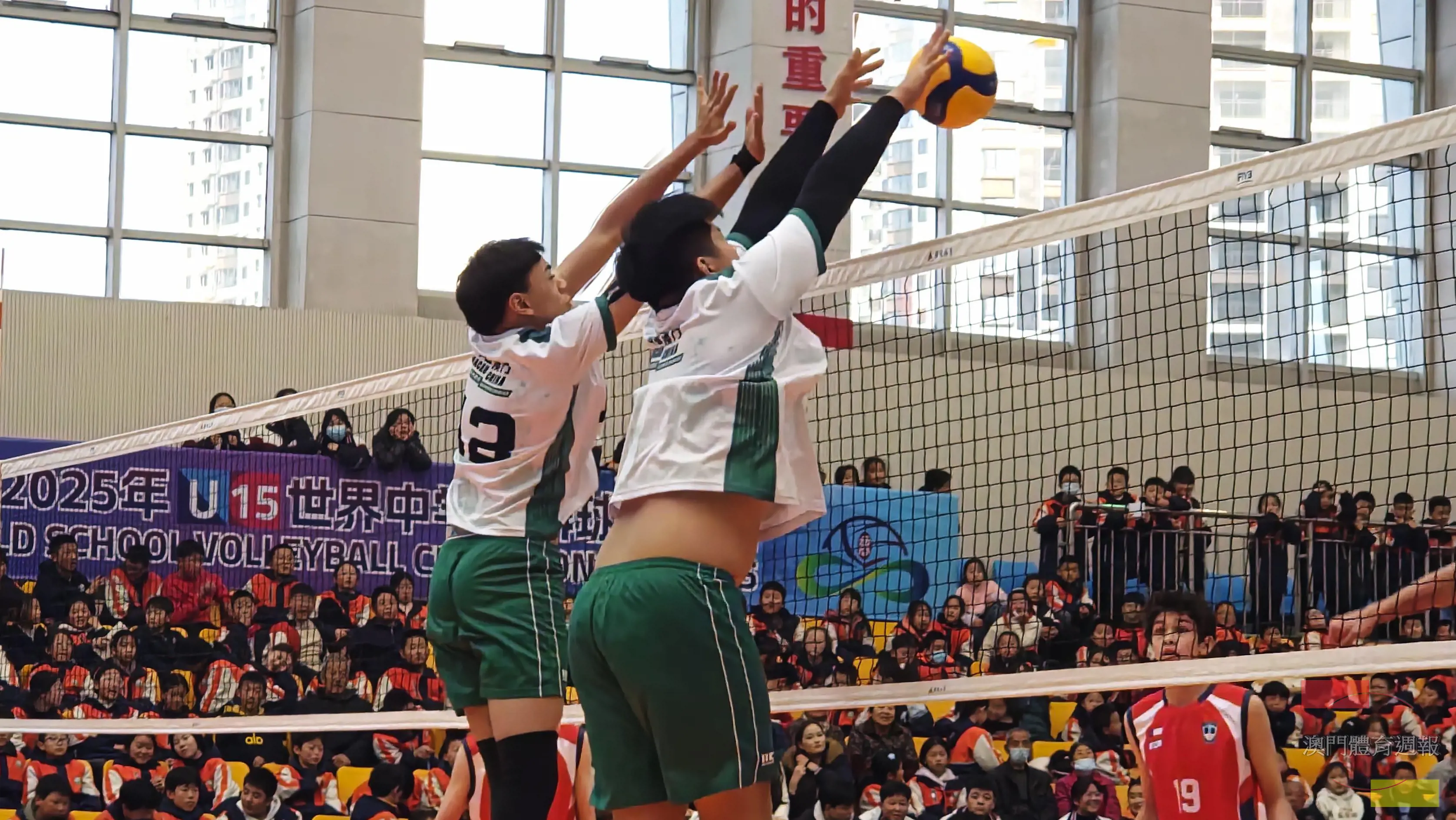 2. U15男排奮力攔阻國家二隊進攻. .jpeg